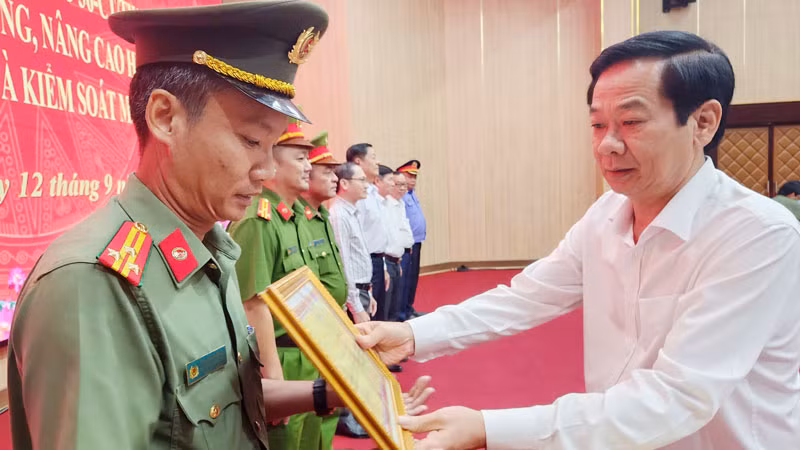 Ủy viên Trung ương Đảng, Bí thư Tỉnh ủy Kiên Giang Đỗ Thanh Bình trao bằng khen cho tập thể có thành tích xuất sắc qua 5 năm thực hiện Chỉ thị số 36-CT/TW, ngày 16/8/2019 của Bộ Chính trị.