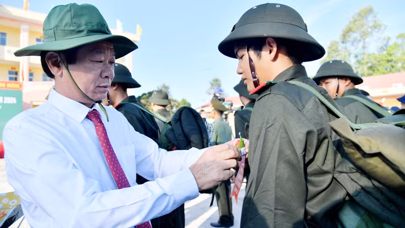 Lãnh đạo tỉnh Kiên Giang tặng hoa, quà động viên tân binh.