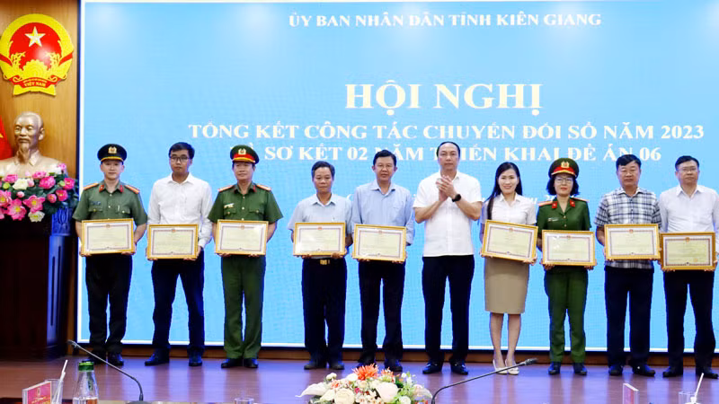 Lãnh đạo Ủy ban nhân dân tỉnh Kiên Giang trao bằng khen cho các tập thể, cá nhân có thành xuất sắc trong công tác Chuyển đổi số năm 2023 và trong thực hiện Đề án 06.