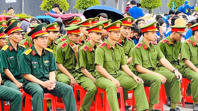 Lực lượng vũ trang tham gia lễ mít-tinh.