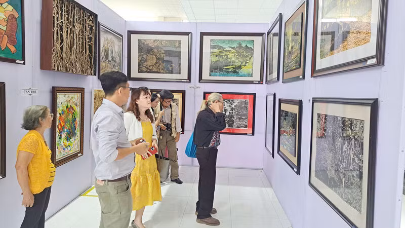Đại biểu xem các tác phẩm được trưng bày tại triển lãm.