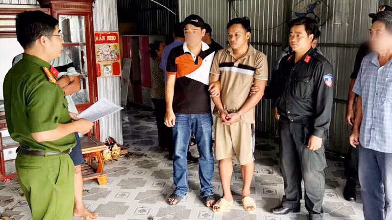 Lực lượng Công an thi hành lệnh giữ người trong trường hợp khẩn cấp đối với đối tượng Huỳnh Trung Quân để điều tra về hành vi giết người cướp tài sản.