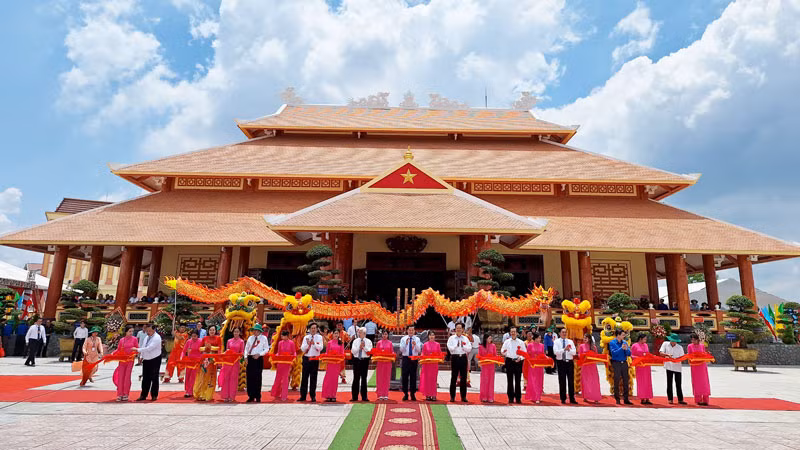 Phó Thủ tướng Chính phủ Lê Minh Khái, cùng lãnh đạo các bộ, ban, ngành Trung ương và địa phương cắt băng khánh thành Đền thờ Anh hùng Liệt sỹ, lực lượng vũ trang nhân dân và thanh niên xung phong hy sinh trên Tuyến đường 1C tại huyện Giang Thành.