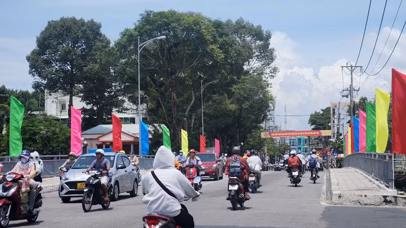 Cờ phướn cắm trên cầu dẫn vào Đình thần Nguyễn Trung Trực.