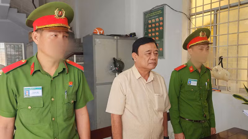 Cơ quan Cảnh sát điều tra Công an tỉnh Kiên Giang thi hành lệnh bắt bị can để tạm giam đối với Trần Minh Vũ. 