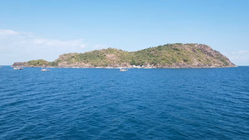 Đảo Hòn Chuối nhìn từ xa.