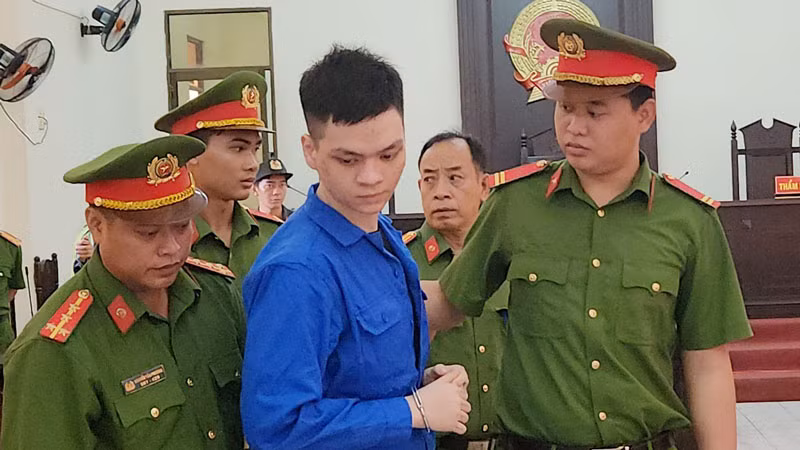 Bị cáo Đoàn Thiên Long được dẫn giải về nhà tạm giam sau khi tòa tuyên án tử hình.