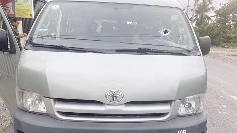 Xe quân sự bị ném đá.