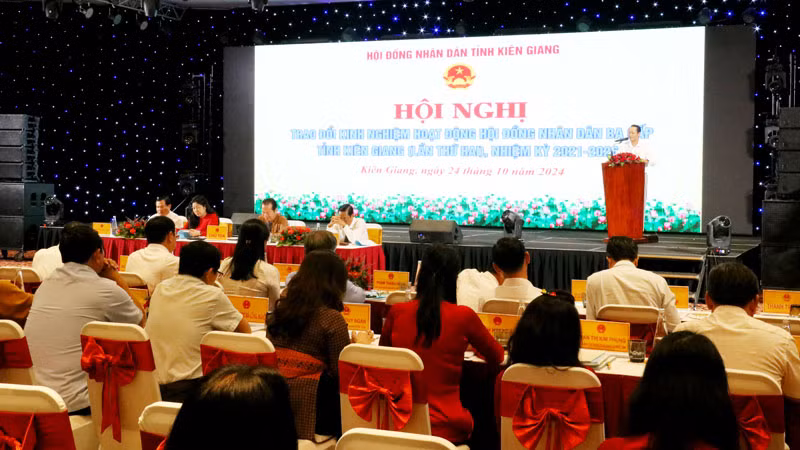 Các đại biểu phát biểu trao đổi kinh nghiệm.