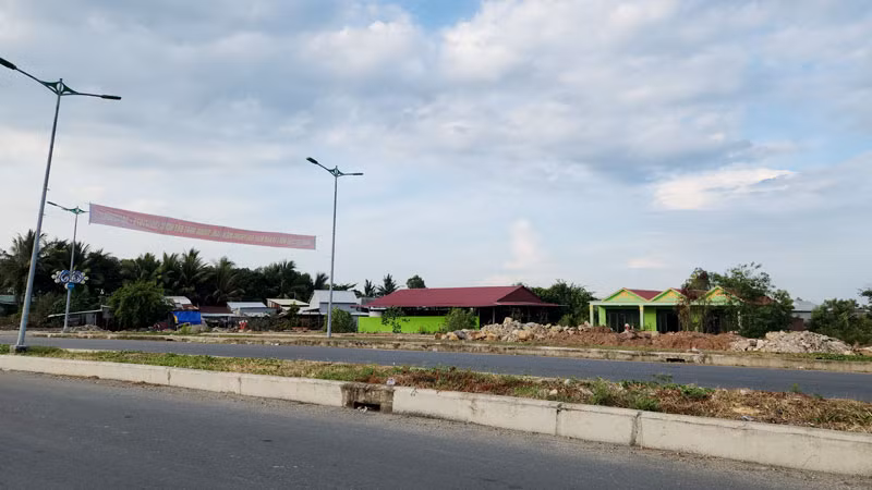 Vị trí đất của vợ chồng Trần Quốc Tuấn và bà Nguyễn Thị Mỹ Lệ bị ông Lý Thanh Giàu bao chiếm ngay cửa ngõ vào trung tâm thành phố Hà Tiên.