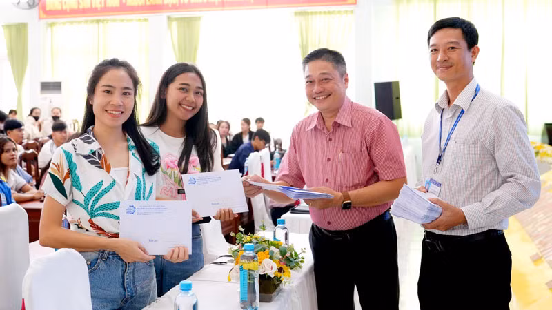 Lãnh đạo Trường đại học Kiên Giang trao quà mừng Tết cổ truyền cho sinh viên.