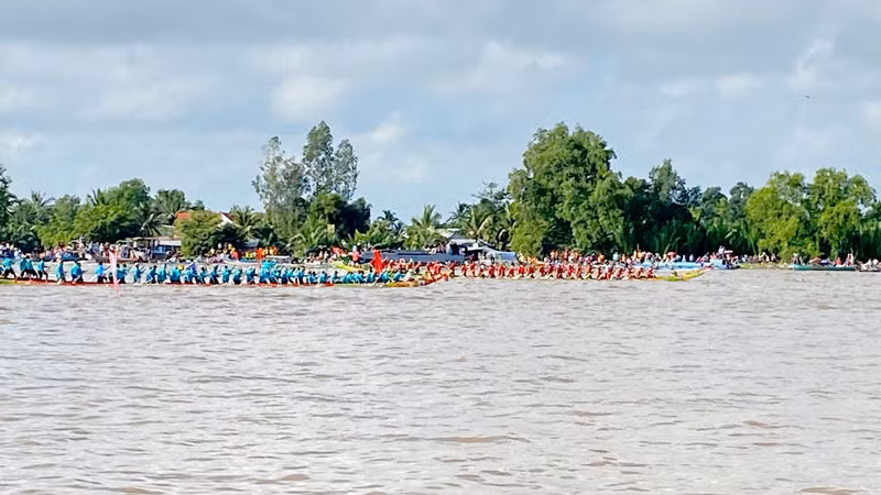 Phần thi đua ghe Ngo thu hút sự chú ý của đông đảo người dân.