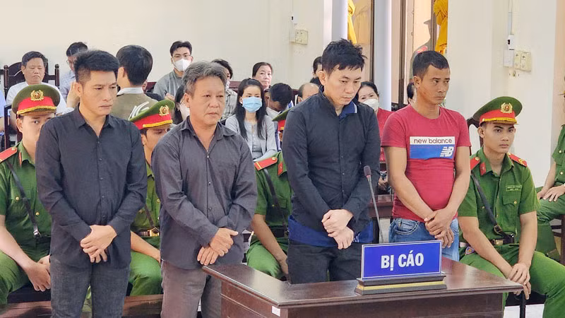 Các bị cáo tại phiên tòa sơ thẩm Tòa án nhân dân tỉnh Kiên Giang, ngày 29/1. 