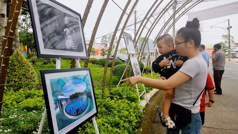Người dân xem triển lãm ảnh.