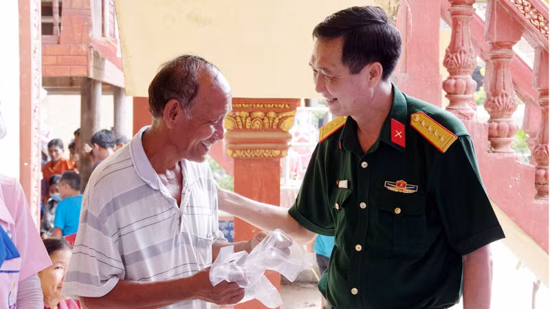 Lãnh đạo Bộ Chỉ huy quân sự tỉnh Kiên Giang thăm hỏi người dân Campuchia sau khi được khám, cấp thuốc miễn phí.