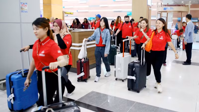 Đoàn lữ hành Malaysia xuống sân bay quốc tế Phú Quốc.