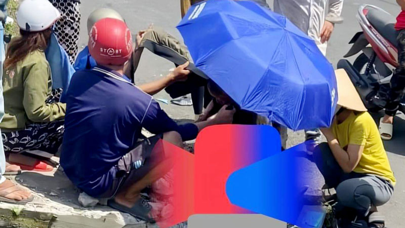 Người dân hỗ trợ sơ cấp cứu ban đầu cho nạn nhân. 