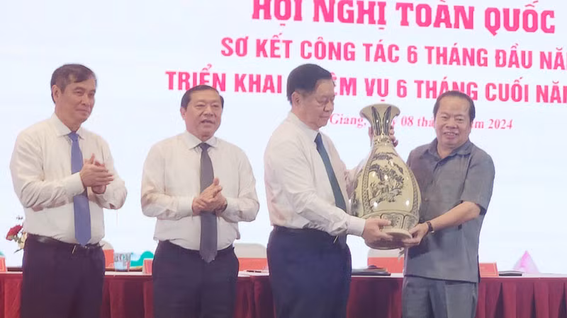 Lãnh đạo Ban Tuyên giáo Trung ương tặng quà cho lãnh đạo tỉnh Kiên Giang.