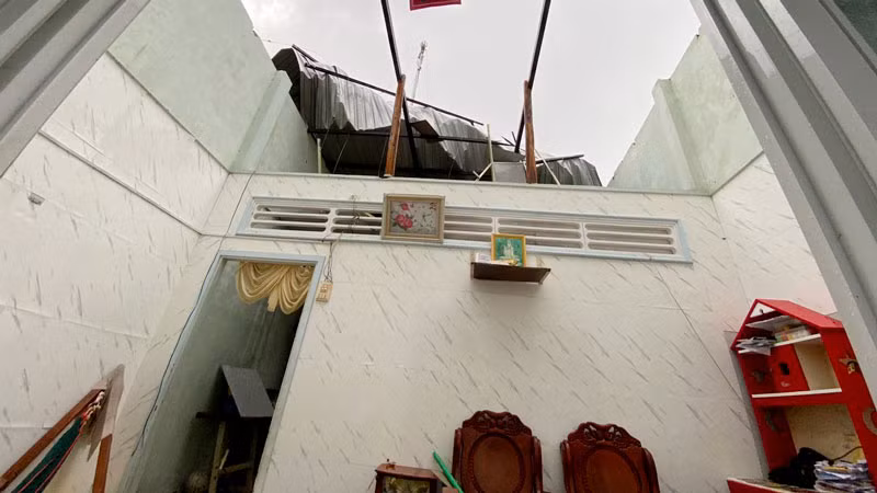 Hiện trường nhà của một hộ dân bị tốc mái.