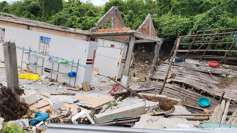 Nhà dân ở xã An Minh Bắc, huyện U Minh Thượng bị sụt lún.