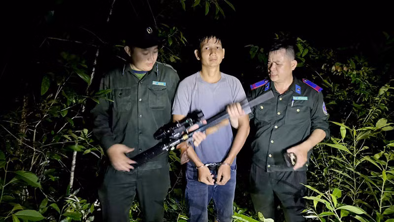 Đối tượng Lê Văn Thủ bị lực lượng chức năng bắt giữ. 