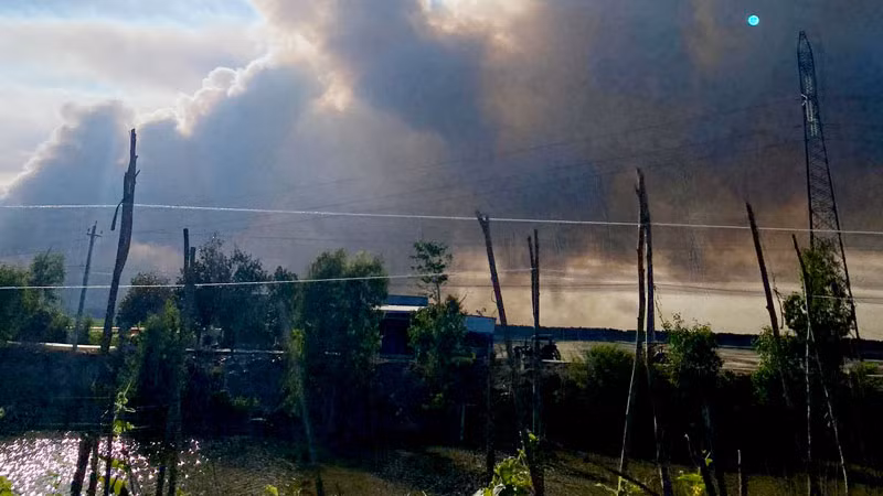 Khói bốc lên từ vụ cháy rừng tràm ở kênh T4, xã Vĩnh Phú, huyện Giang Thành, chiều 28/4. 