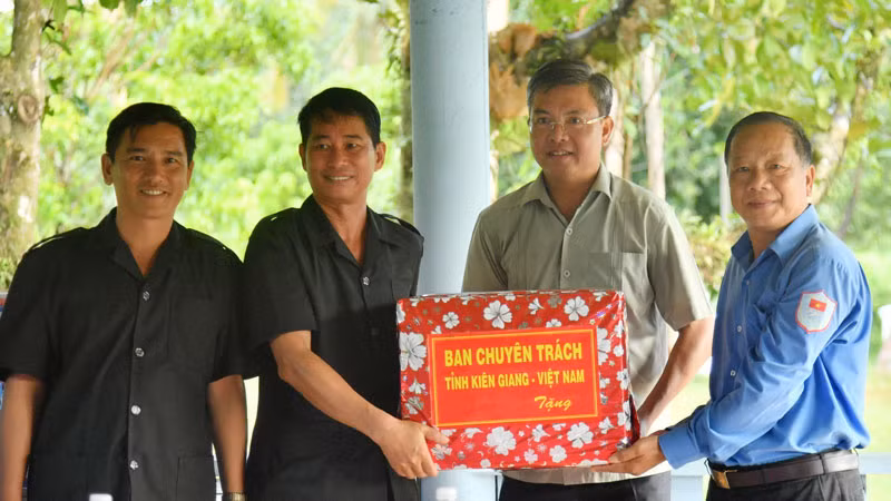 Lãnh đạo tỉnh Kiên Giang tặng quà, động viên cán bộ, chiến sĩ Đội K92 đang thực hiện nhiệm vụ ở Campuchia.