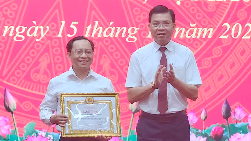 Phó Chủ tịch Ủy ban nhân dân tỉnh Kiên Giang, Nguyễn Lưu Trung trao giải Nhất Cuộc thi chính luận về bảo vệ nền tảng tư tưởng của Đảng trên địa bàn tỉnh Kiên Giang năm 2024.