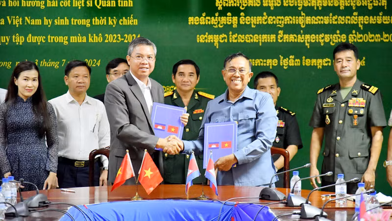 Phó Chủ tịch Ủy ban nhân dân tỉnh Kiên Giang Nguyễn Lưu Trung ký tiếp nhận 10 bộ hài cốt liệt sĩ hy sinh ở Campuchia.