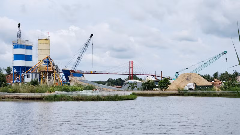 Đơn vị thầu đang thi công một số đoạn thuộc Dự án đầu tư xây dựng đường Hồ Chí Minh đoạn Rạch Sỏi-Bến Nhất, Gò Quao-Vĩnh Thuận.