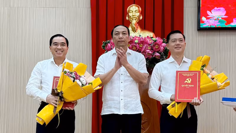 Chủ tịch Ủy ban nhân dân tỉnh Kiên Giang Lâm Minh Thành (giữa) trao các quyết định trao quyết định luân chuyển, chỉ định nhân sự đối với ông Trần Minh Khoa (bìa phải).