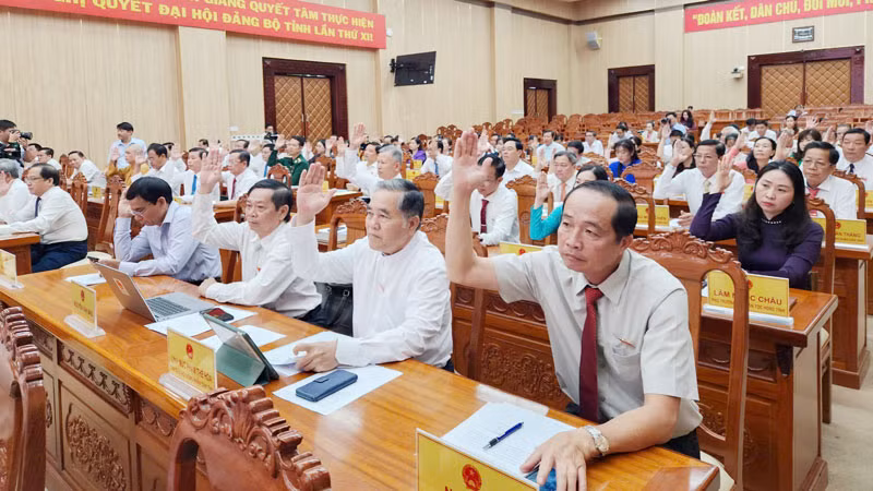 Đại biểu biểu quyết thông qua các nghị quyết Hội đồng nhân dân tỉnh Kiên Giang.