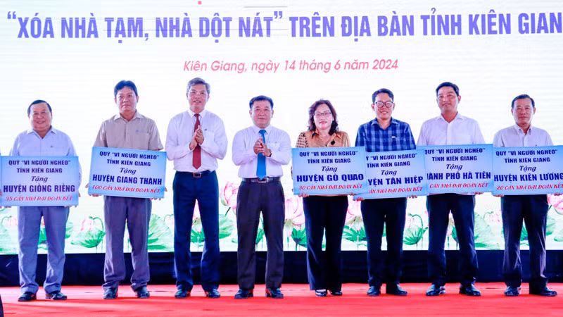 Lãnh đạo tỉnh Kiên Giang phân bổ kinh phí tượng trưng cho các địa phương trong tỉnh.