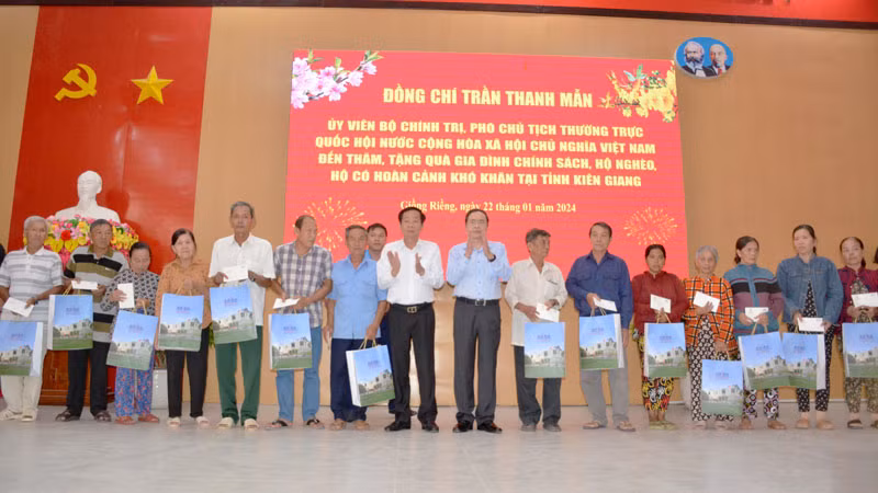 Phó Chủ tịch Thường trực Quốc hội Trần Thanh Mẫn và Bí thư Tỉnh ủy Kiên Giang Đỗ Thanh Bình tặng quà hộ nghèo, gia đình chính sách huyện Giồng Riềng.