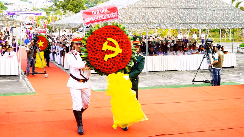 Lễ dâng hoa “Đời đời nhớ ơn các anh hùng liệt sĩ”.