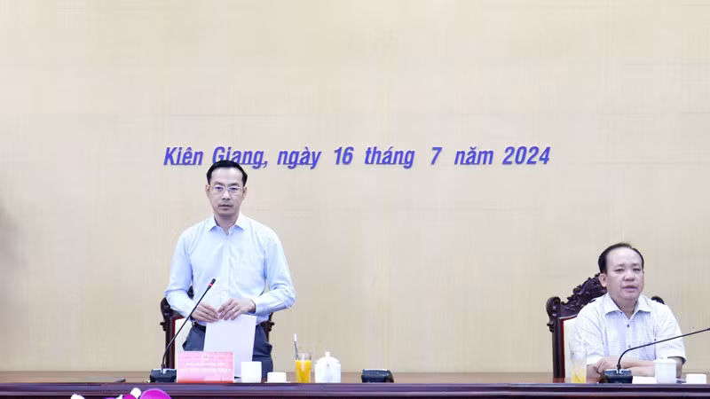 Phó Chủ tịch Ủy ban nhân dân tỉnh Kiên Giang Nguyễn Thanh Nhàn phát biểu tại cuộc họp.