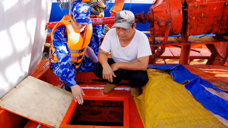 Lực lượng chức năng của Bộ Tư lệnh Vùng Cảnh sát biển 4 kiểm tra tàu vi phạm. 