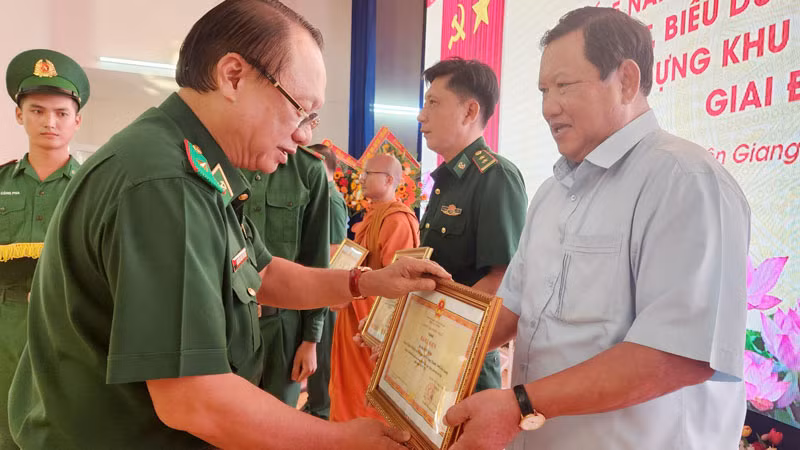 Thiếu tướng Nguyễn Hoài Phương, Phó Tư lệnh Bộ đội Biên phòng trao bằng khen cho 3 tập thể và 4 cá nhân đã có thành tích xuất sắc trong tổ chức thực hiện "Ngày Biên phòng toàn dân" giai đoạn 2019-2024.