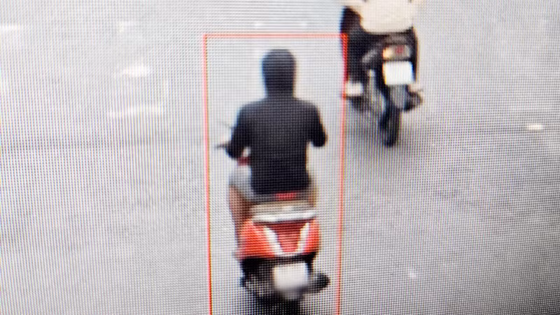 Đối tượng Dũng trên đường chạy trốn cùng xe máy của nạn nhân.