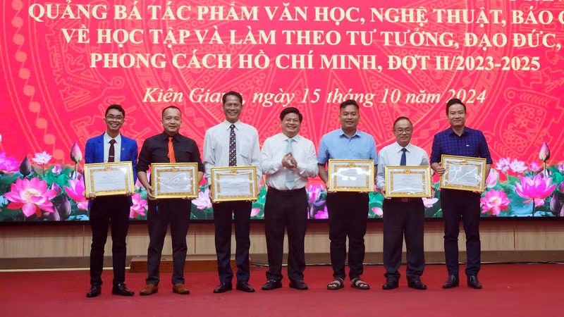 Trưởng Ban Tuyên giáo Tỉnh ủy Kiên Giang, Tống Phước Trường trao giải Nhất Giải thưởng sáng tác, quảng bá tác phẩm văn học, nghệ thuật, báo chí về chủ đề “Học tập và làm theo tư tưởng, đạo đức, phong cách Hồ chí Minh”.