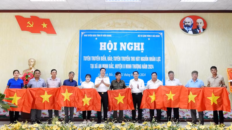 Ban tổ chức tặng cờ Tổ quốc cho ngư dân và bí thư chi bộ, cựu chiến binh xã An Minh Bắc, huyện U Minh Thượng, tỉnh Kiên Giang.