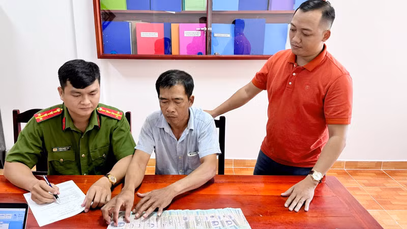 Bị can Ngô Thanh Tân giao nộp lại tiền.