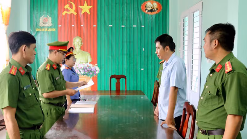 Cơ quan chức năng tống đạt quyết định khởi tố vụ án, khởi tố bị can và thực hiện lệnh bắt tạm giam 4 tháng đối với Trần Thanh Hùng. (Ảnh: TẤN AN)