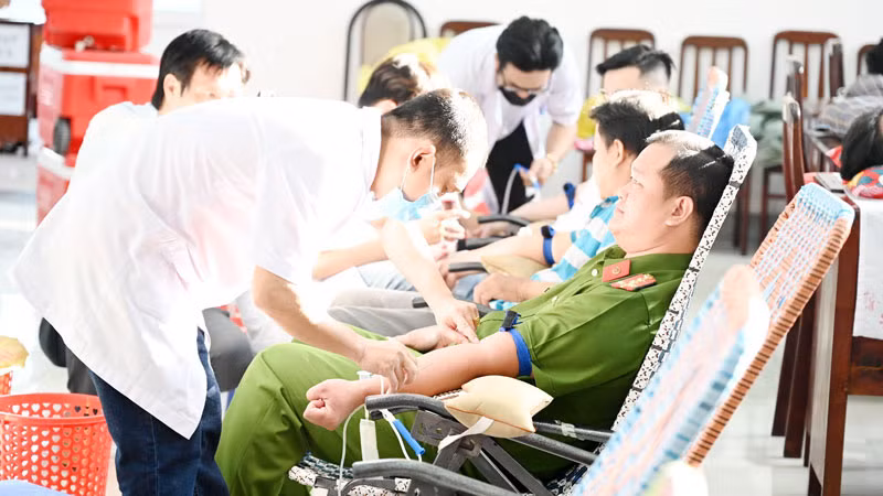 Cán bộ, chiến sĩ công an trên địa bàn thành phố Rạch Giá tham gia hiến máu tình nguyện.