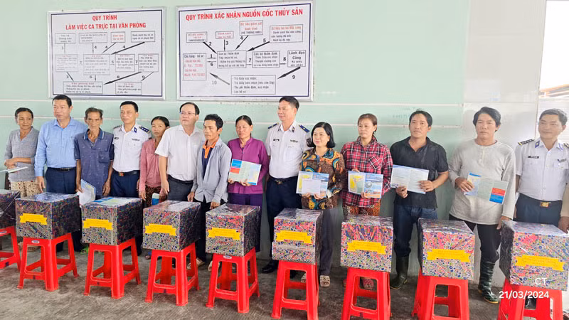 Đoàn công tác Bộ Tư lệnh Vùng Cảnh sát biển 4 và Ban Tuyên giáo Tỉnh ủy Kiên Giang thăm, tặng quà cho 10 ngư dân có hoàn cảnh khó khăn trên địa bàn huyện Châu Thành, tỉnh Kiên Giang. 