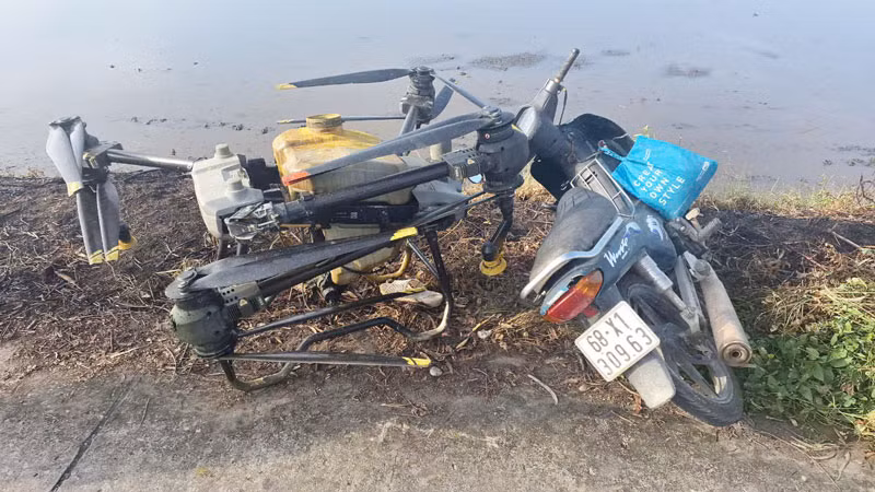 Máy bay không người lái xịt thuốc va chạm với người đi đường gây tai nạn chết người.