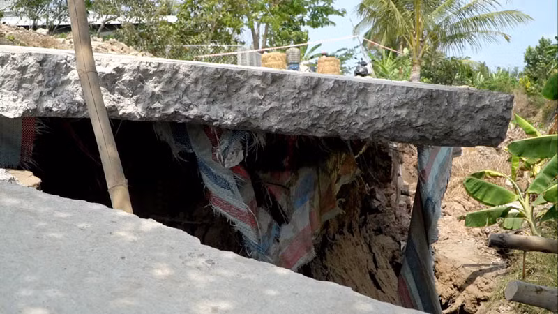 Đoạn lộ bê tông trên địa bàn xã An Minh Bắc, huyện U Minh Thượng bị sạt lở.