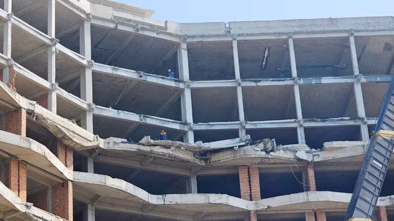 Công nhân đang thực hiện tháo dỡ các hạng mục vi phạm. Công nhân đang thực hiện tháo dỡ các hạng mục vi phạm.