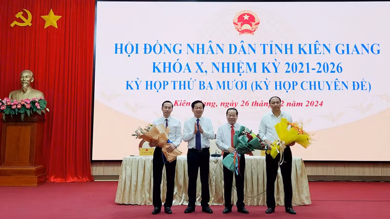 Ủy viên Trung ương Đảng, Bí thư Tỉnh ủy Kiên Giang Đỗ Thanh Bình tặng hoa chúc mừng các đồng chí: Mai Văn Huỳnh (thứ hai từ phải qua), Lâm Minh Thành (bìa phải) và Nguyễn Thanh Nhàn. 