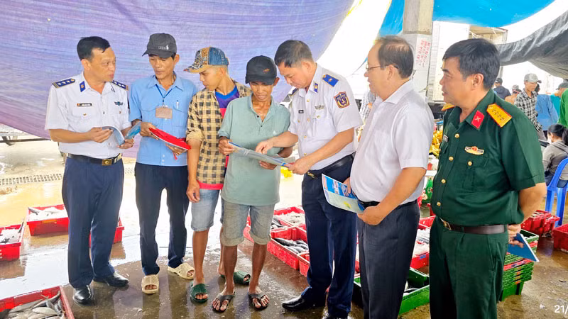 Tuyên truyền cho ngư trên địa bàn huyện Châu Thành, tỉnh Kiên Giang chấp hành pháp luật trên biển.